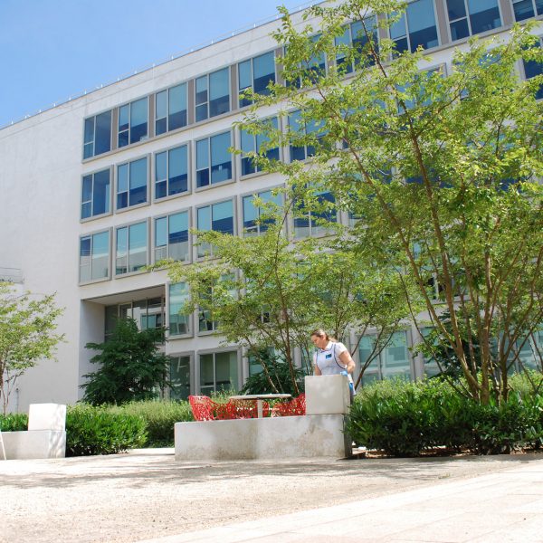 Nettoyage de bureaux et parties communes pour Esset Property Management à Saint-Denis (93)